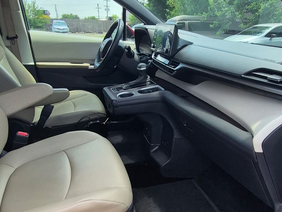 2021 Toyota Sienna XLE - Photo 13