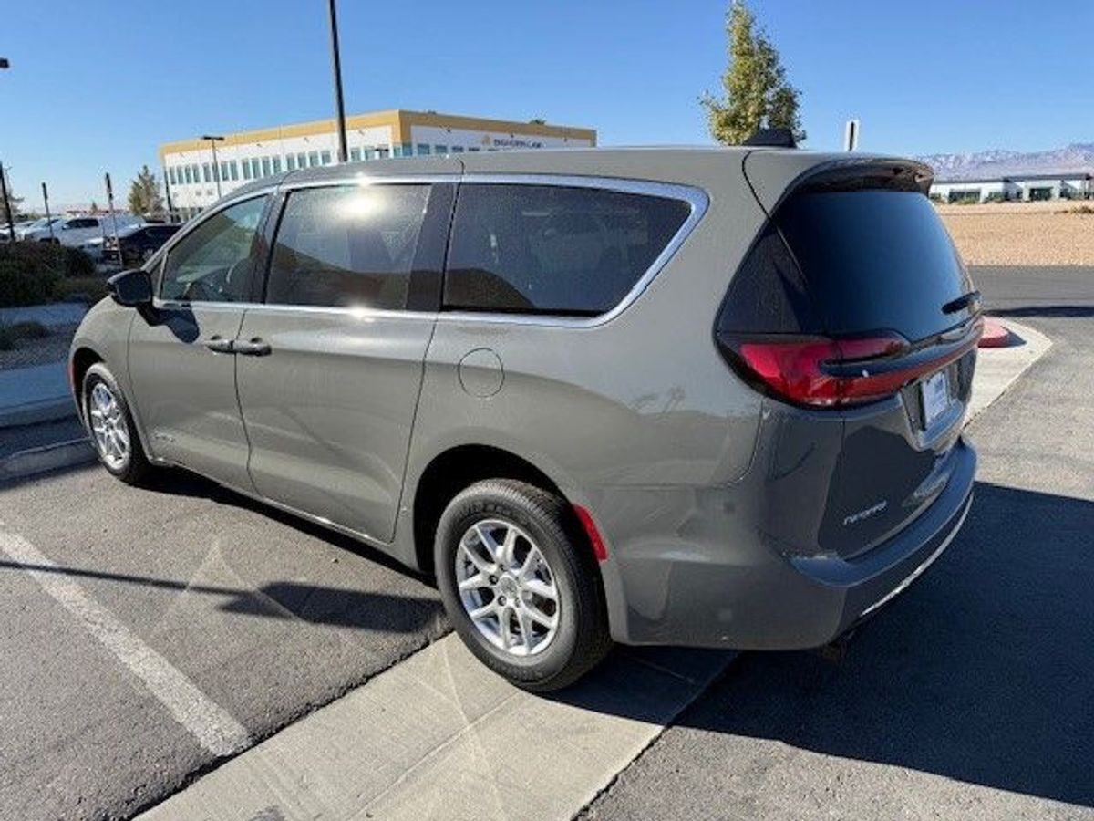 2024 Chrysler Pacifica Touring L - Photo 7