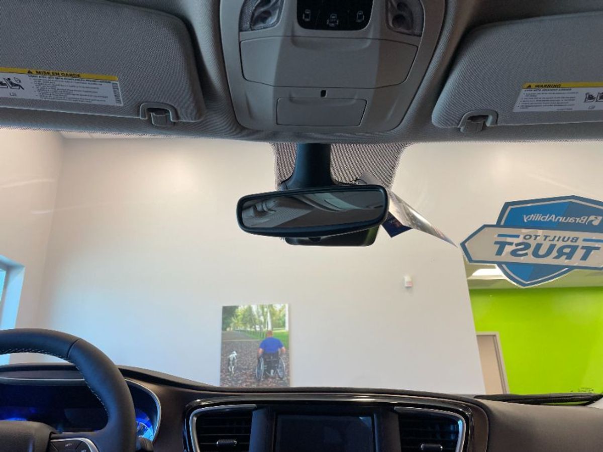2023 Chrysler Voyager LX - Photo 15