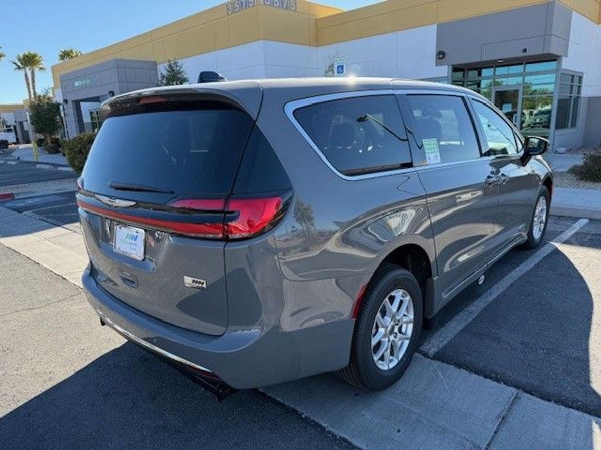 2024 Chrysler Pacifica Touring L - Photo 5
