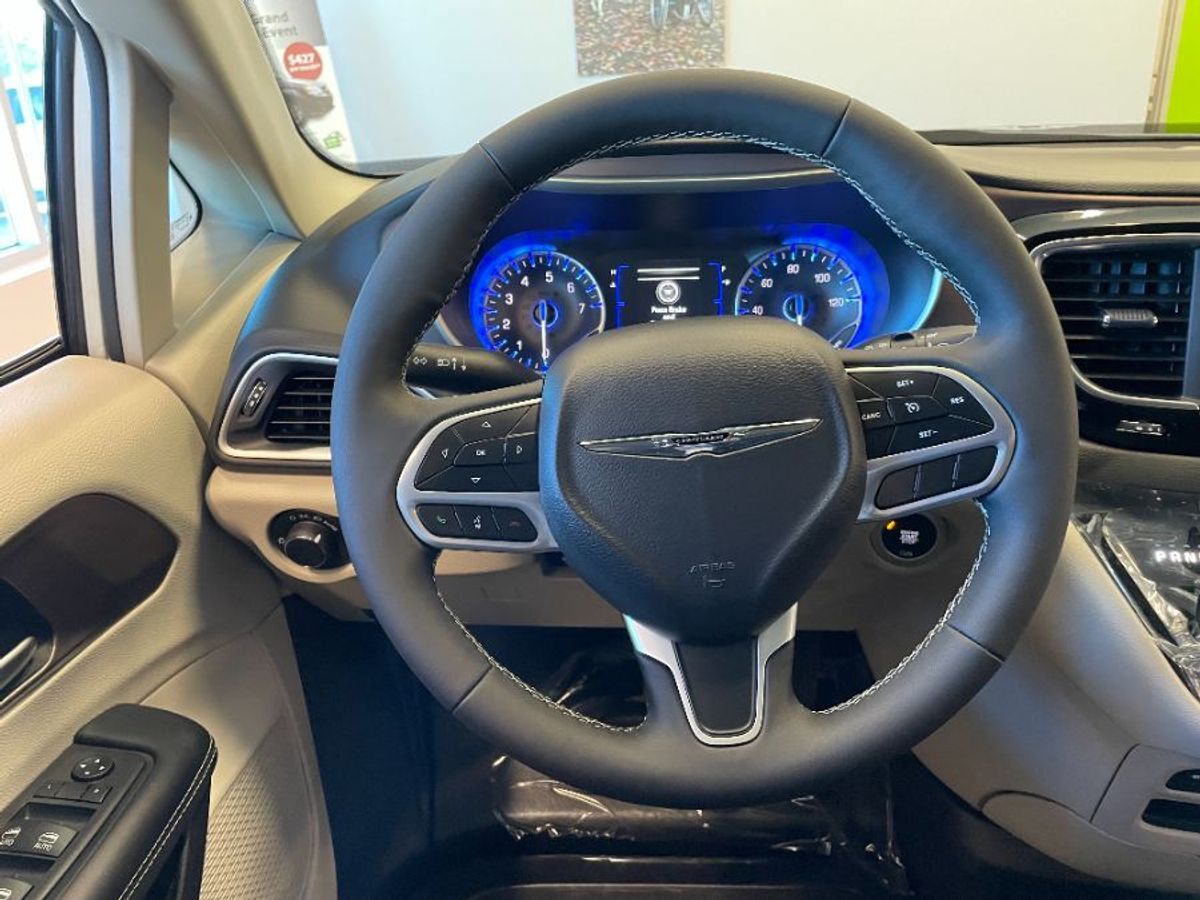 2023 Chrysler Voyager LX - Photo 12