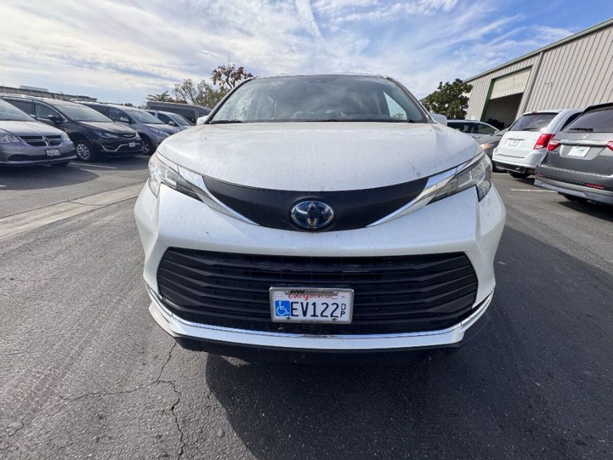 2021 Toyota Sienna XLE - Photo 6