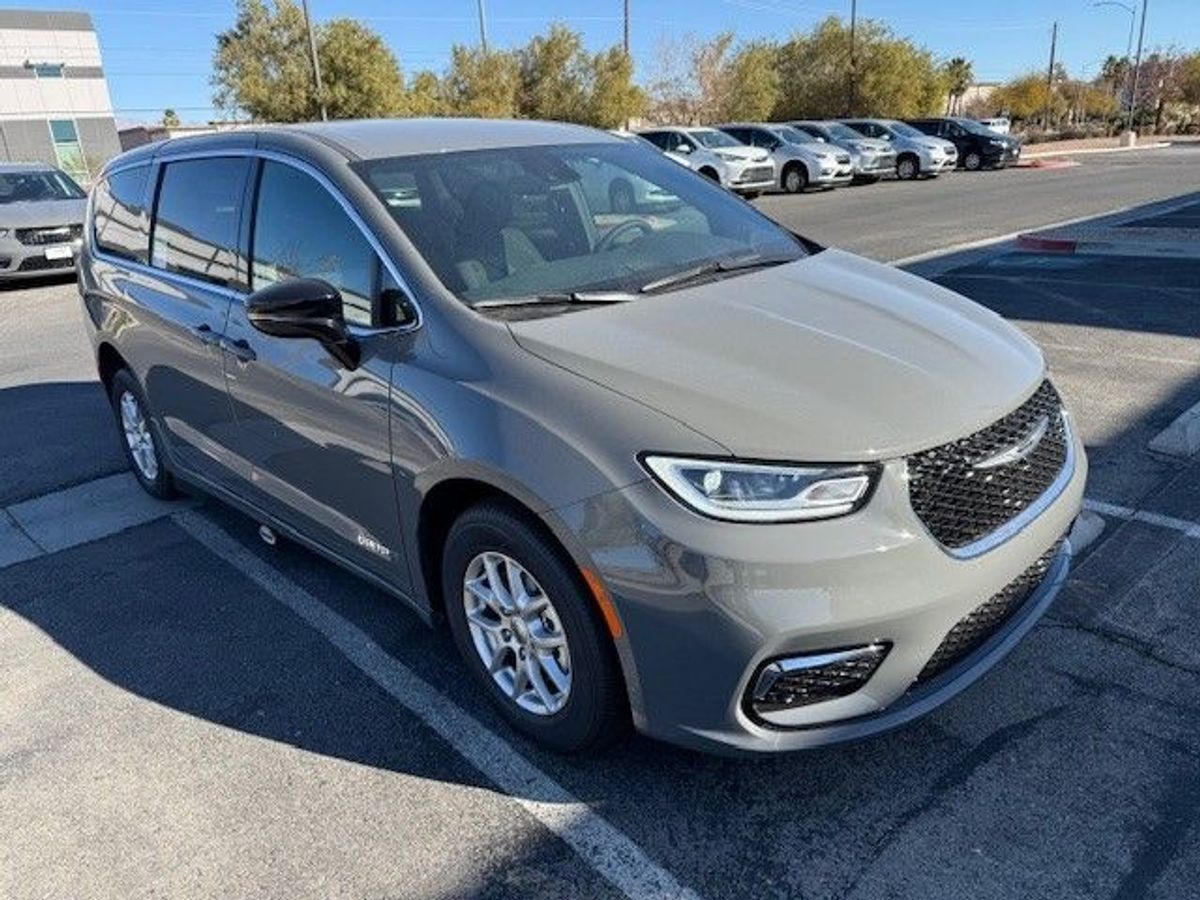 2024 Chrysler Pacifica Touring L - Photo 3