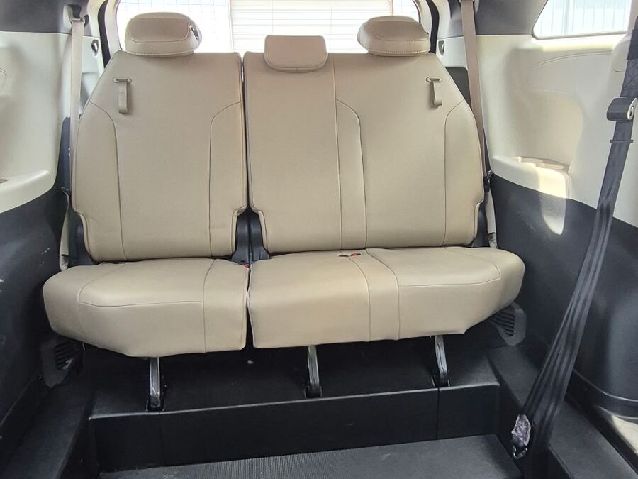 2021 Toyota Sienna XLE - Photo 17