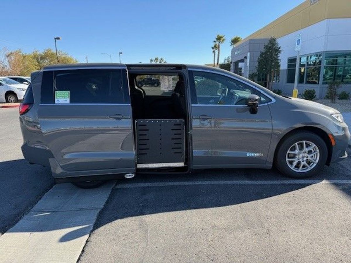 2024 Chrysler Pacifica Touring L - Photo 2