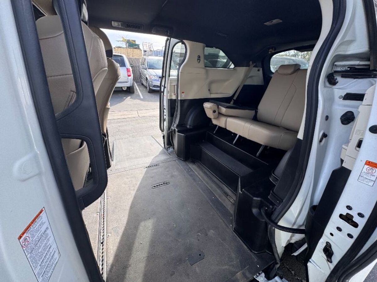 2021 Toyota Sienna XLE - Photo 8