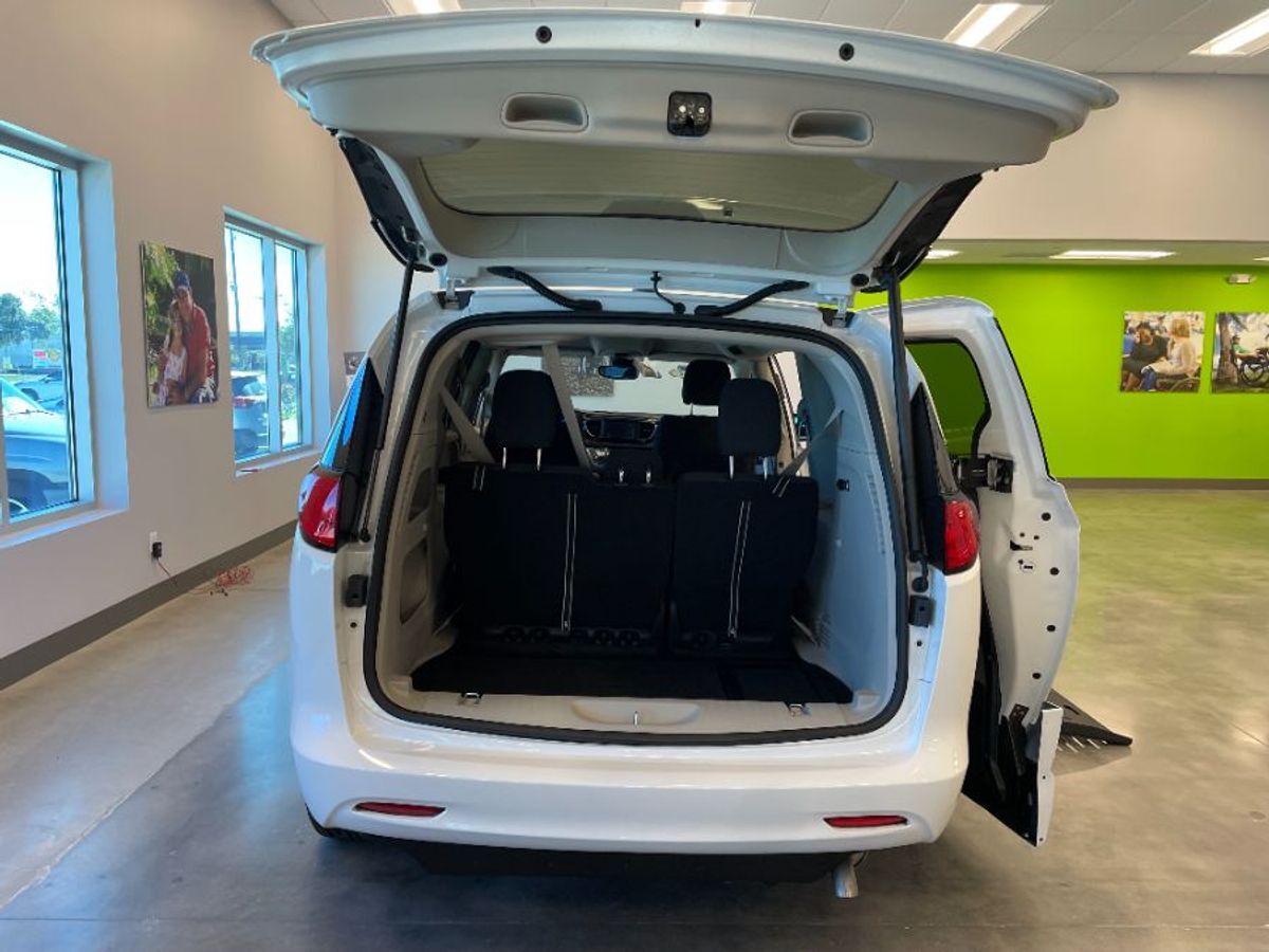 2023 Chrysler Voyager LX - Photo 8
