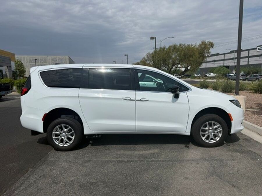 2026 Chrysler Voyager LX - Photo 6