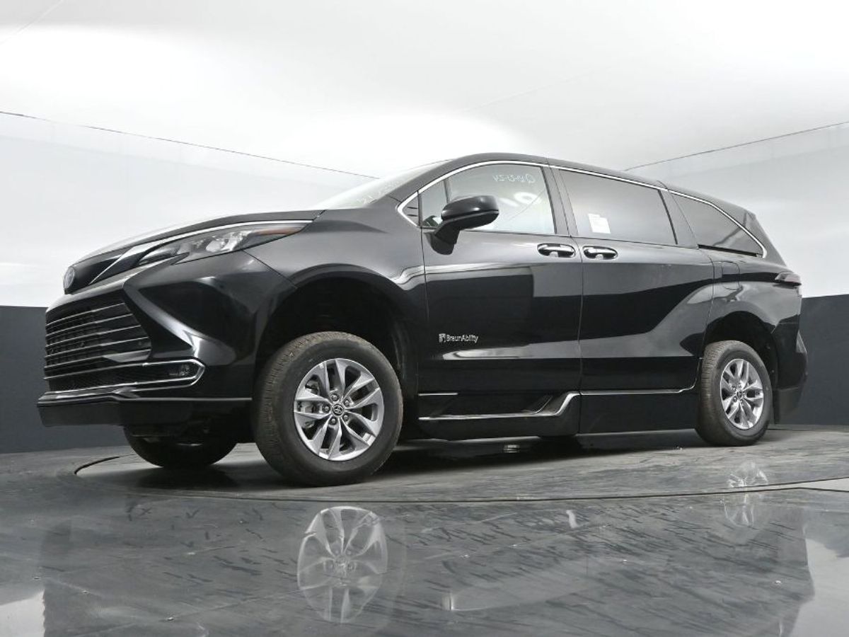 2024 Toyota Sienna XLE - Photo 12