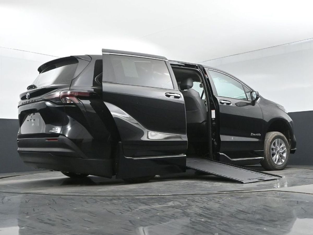 2024 Toyota Sienna XLE - Photo 14