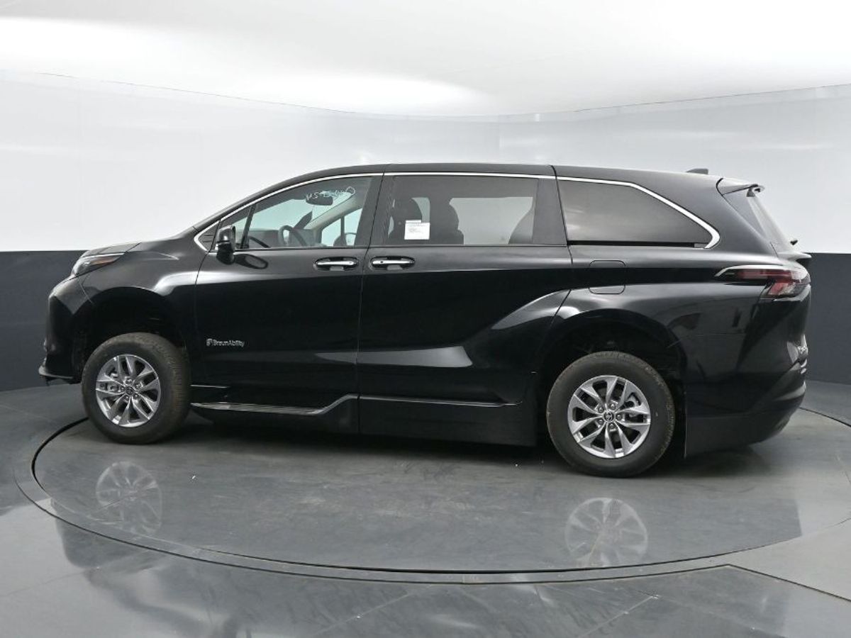 2024 Toyota Sienna XLE - Photo 22