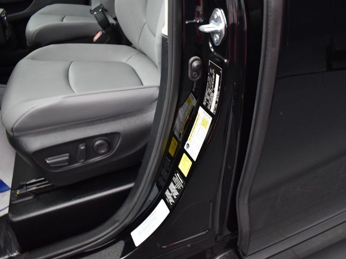 2024 Toyota Sienna XLE - Photo 9