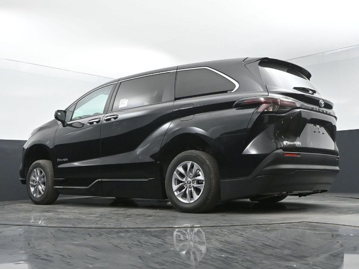 2024 Toyota Sienna XLE - Photo 13