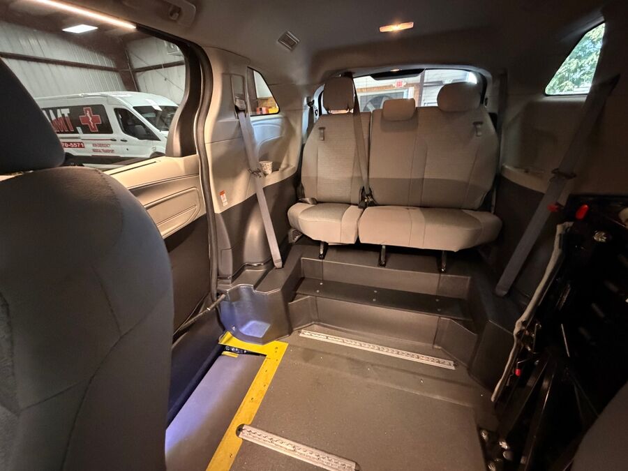 2023 Toyota Sienna LE - Photo 6