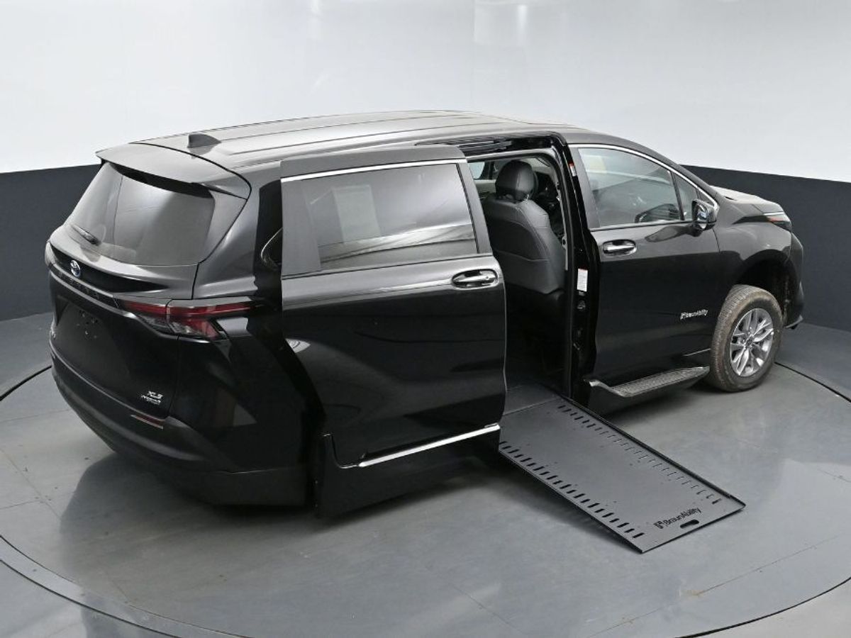 2024 Toyota Sienna XLE - Photo 18