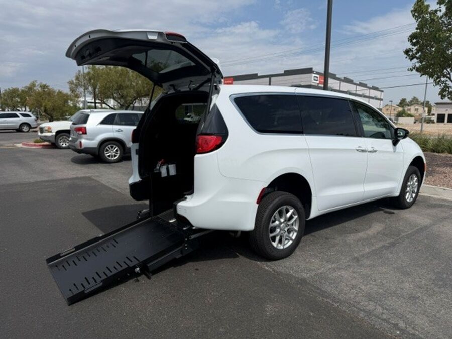 2026 Chrysler Voyager LX - Photo 8