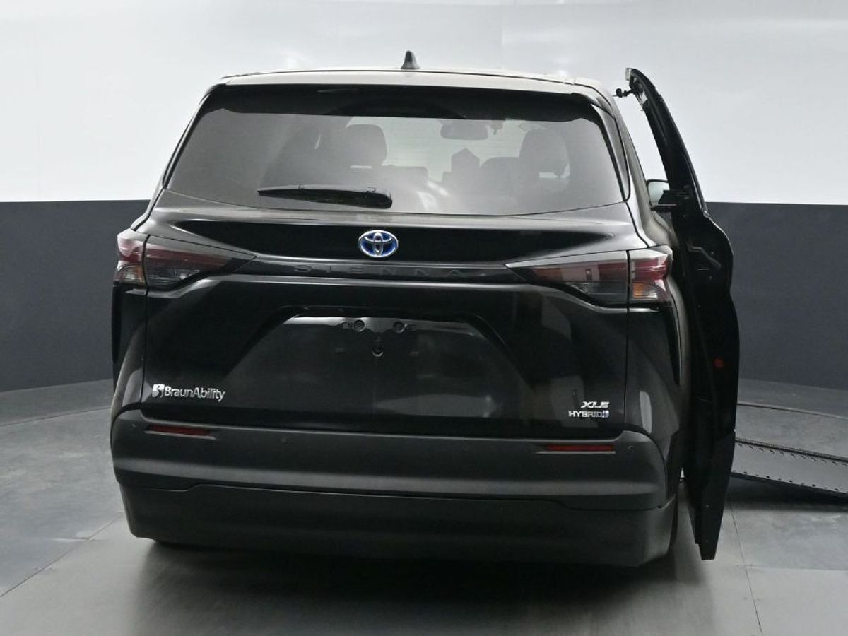 2024 Toyota Sienna XLE - Photo 24