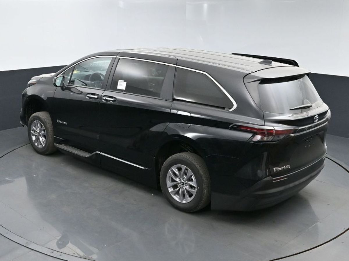 2024 Toyota Sienna XLE - Photo 17