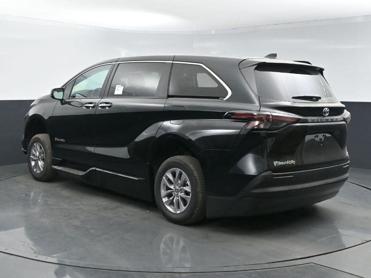 2024 Toyota Sienna XLE - Photo 23