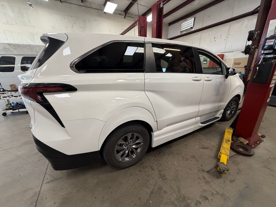 2023 Toyota Sienna LE - Photo 9