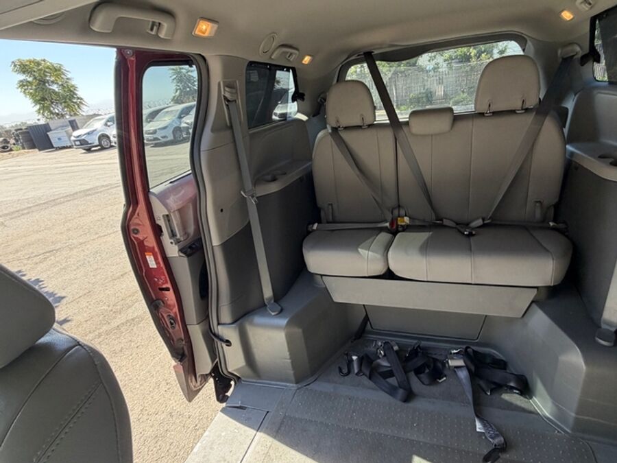 2017 Toyota Sienna XLE Premium - Photo 10