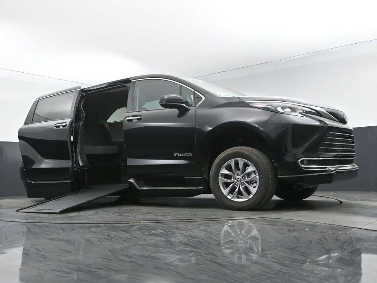2024 Toyota Sienna XLE - Photo 11