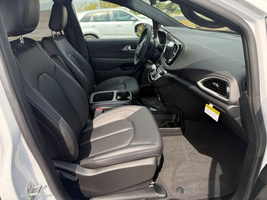 2026 Chrysler Voyager LX - Photo 13