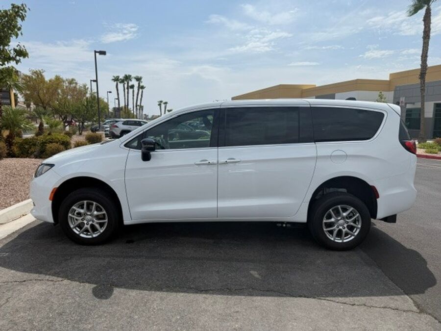 2026 Chrysler Voyager LX - Photo 10