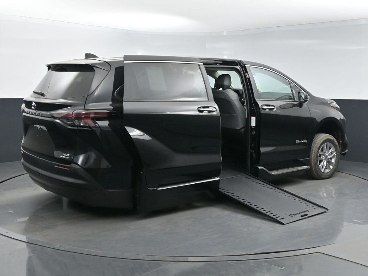 2024 Toyota Sienna XLE - Photo 25