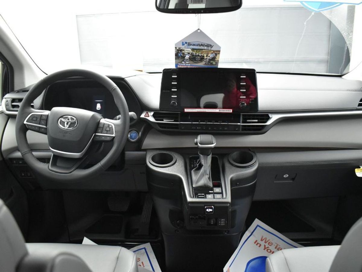 2024 Toyota Sienna XLE - Photo 6